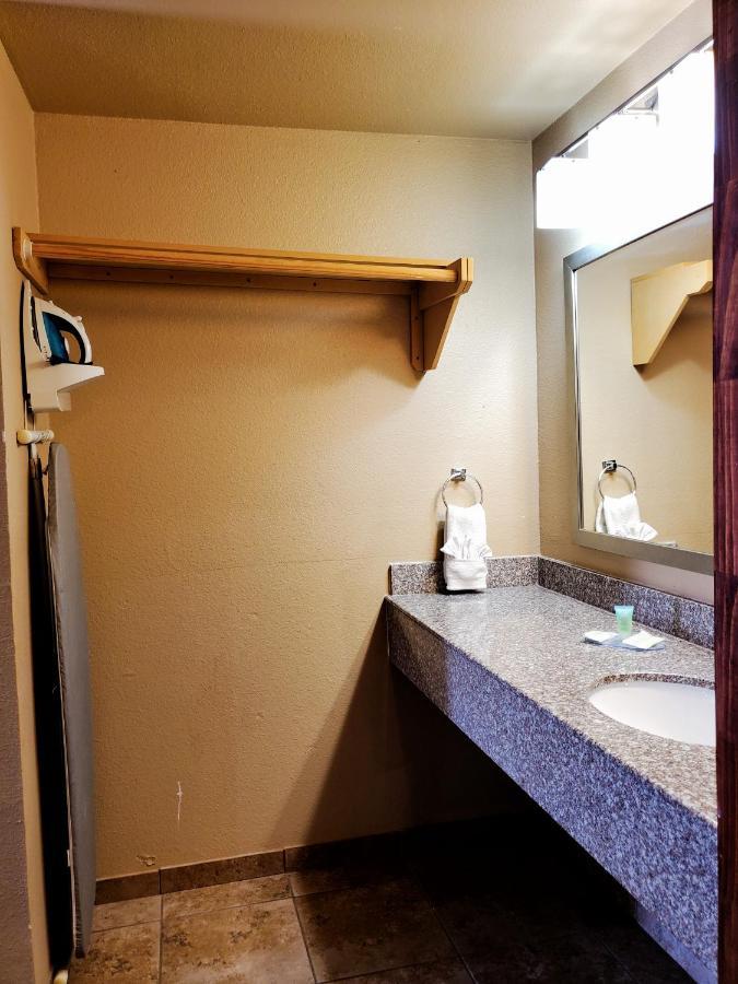 Atria Inn & Suites By Oyo, Jourdanton, Tx Exterior foto